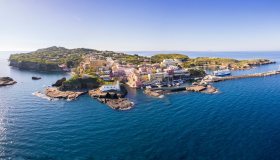 Un granello di tufo giallo tra i flutti del Tirreno: Ventotene, l’isola del vento e delle idee