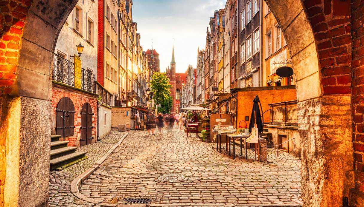 La pittoresca via Mariacka nel cuore storico di Danzica