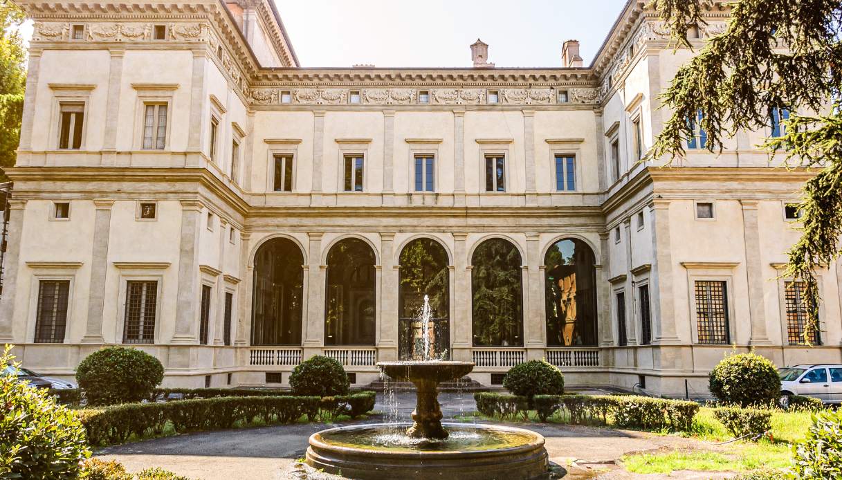 Villa Farnesina a Roma, la facciata