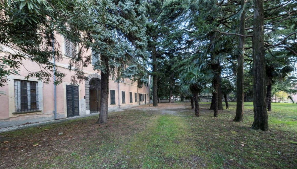 Scorcio del verdeggiante parco di Villa Manzoni, Lecco, Lombardia