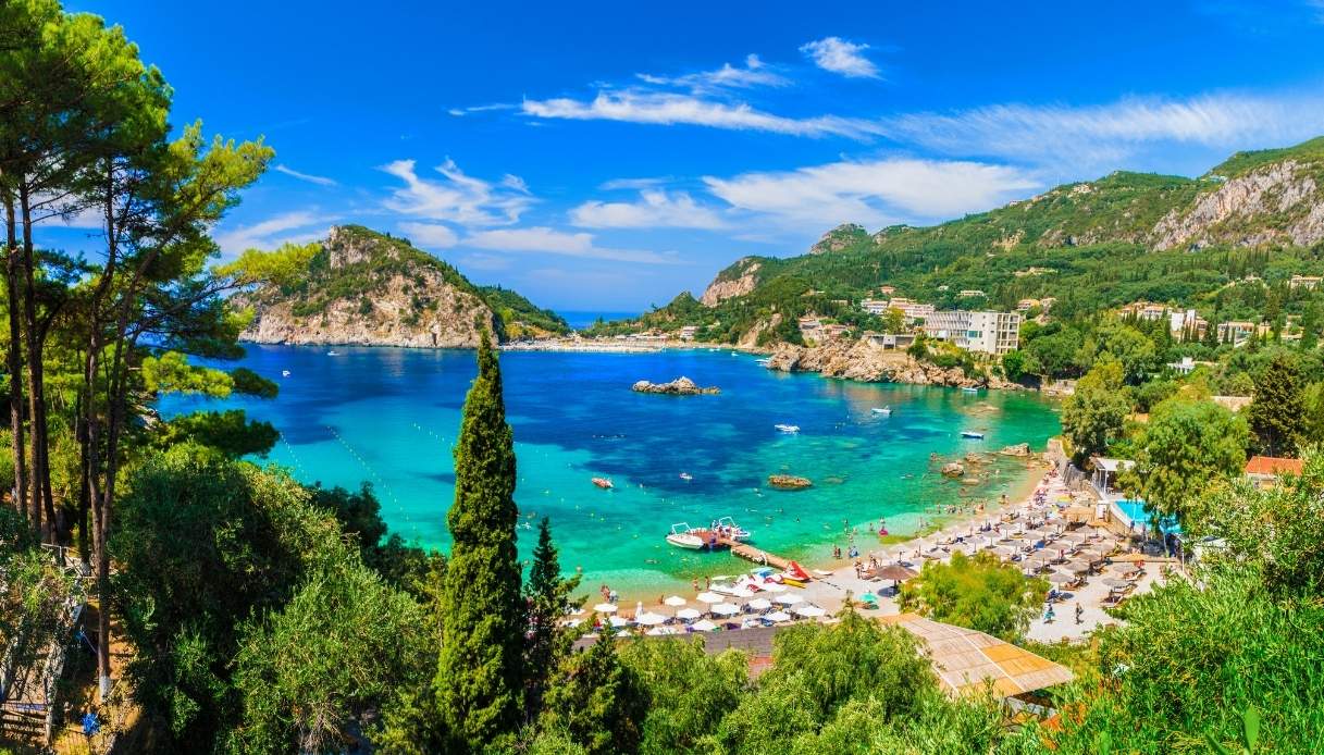 La spiaggia di Palaiokastritsa a Corfù