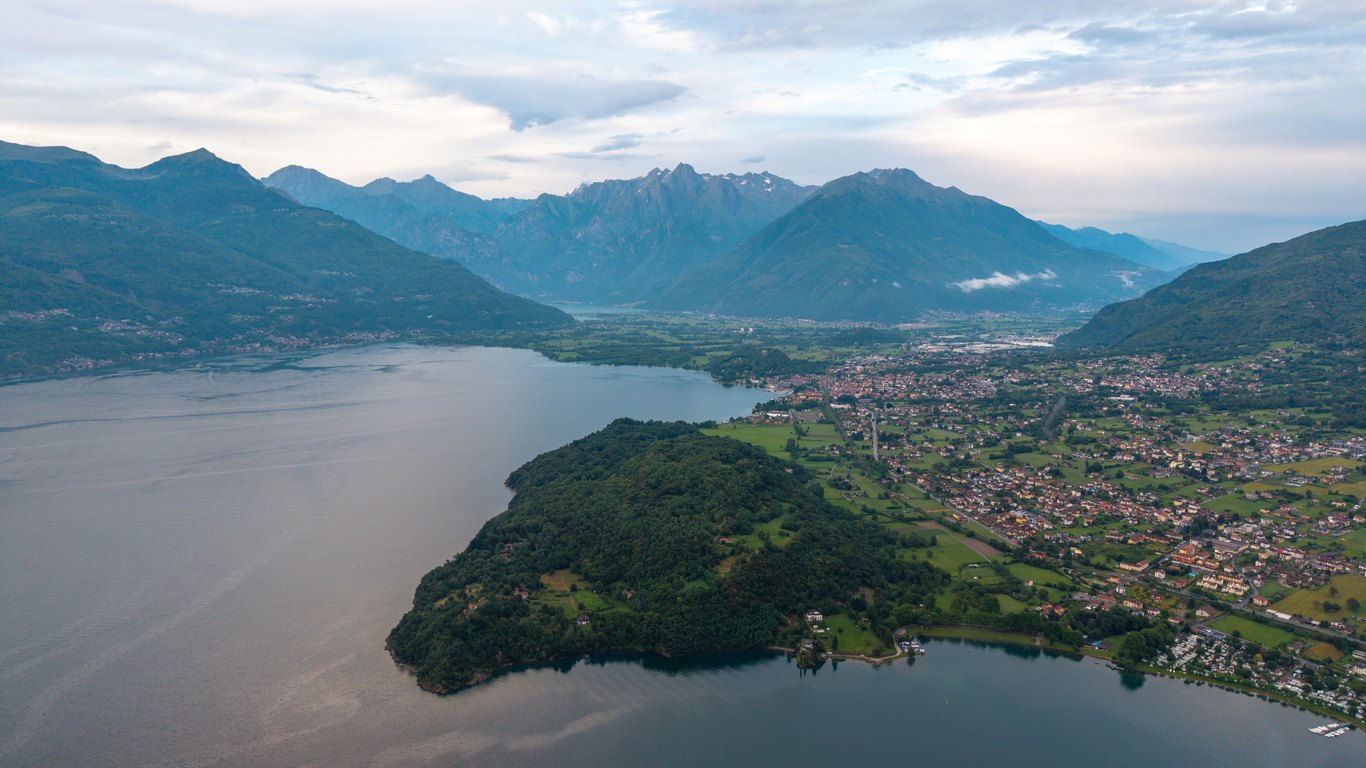 Vista su Colico, affacciato al Lago di Como
