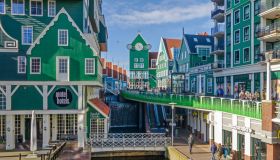 Zaandam è una cittadina olandese di case impilate, canali lucidi e memorie di zar e pittori