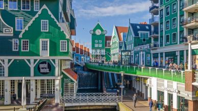 Zaandam è una cittadina olandese di case impilate, canali lucidi e memorie di zar e pittori