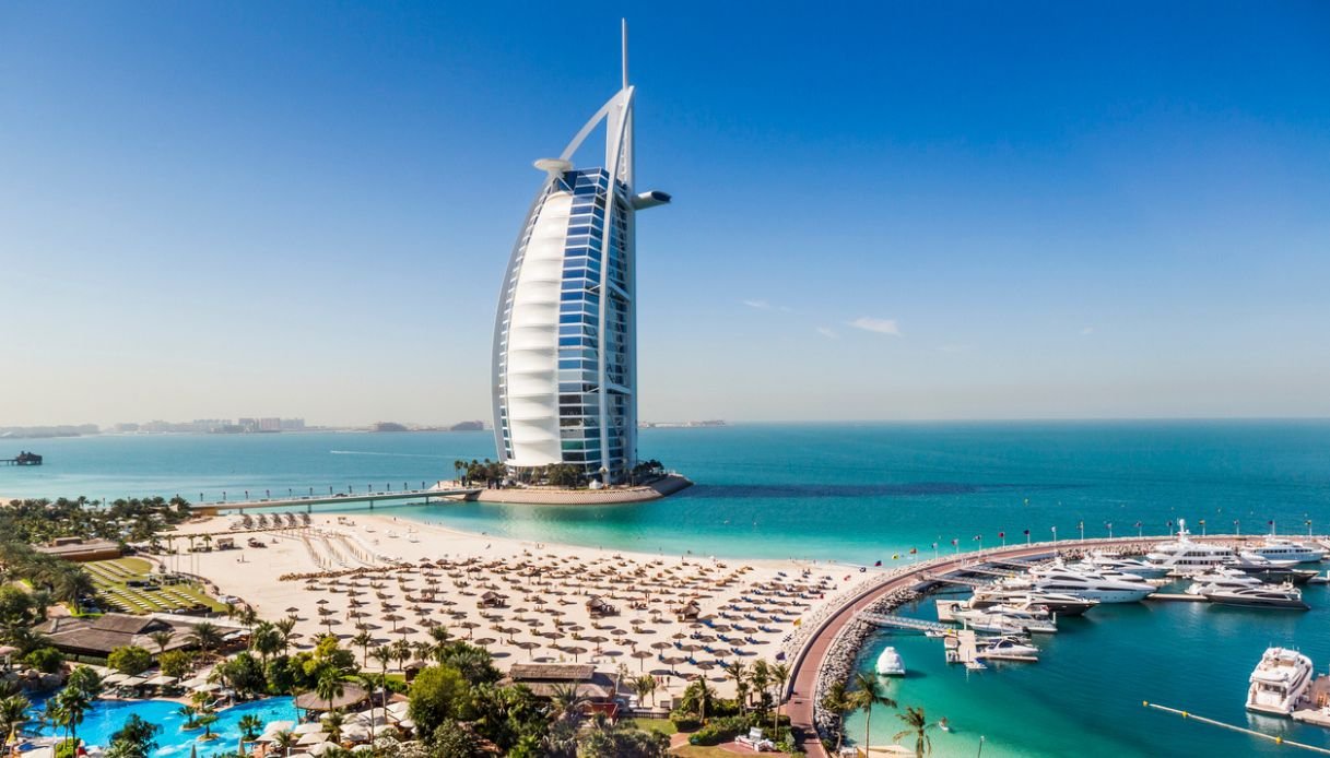 A Dubai, l'hotel più celebre chiuderà per più di un anno: cosa succede al Burj Al Arab
