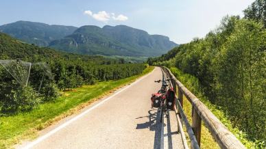 Ciclovia dell’Adige in primavera, da Resia al Lago di Garda tra vigneti e Alpi