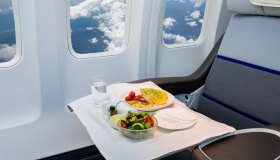 Le 10 migliori compagnie aeree sulle quali si mangia meglio: la classifica mondiale