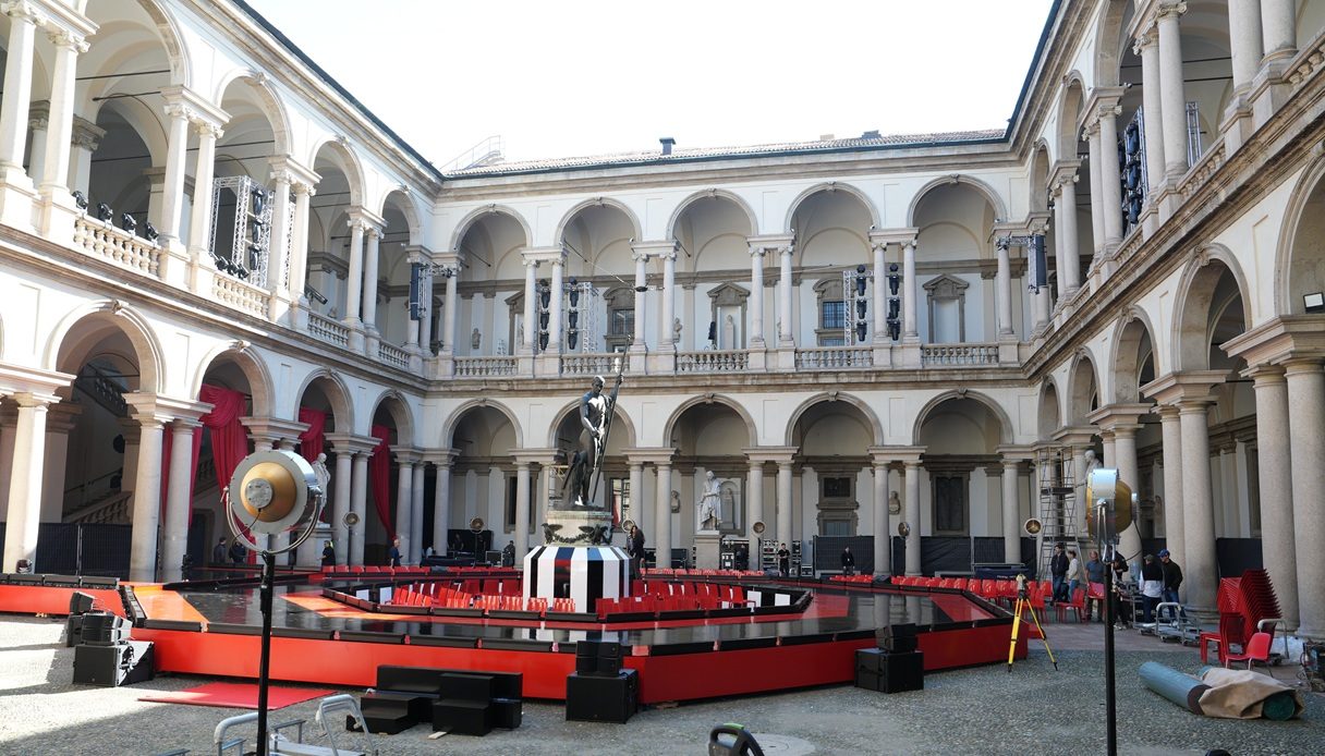 La scena della sfilata ne "Il diavolo veste Prada 2" &egrave; stata girata nel cortile dell'Accademia di Brera 
