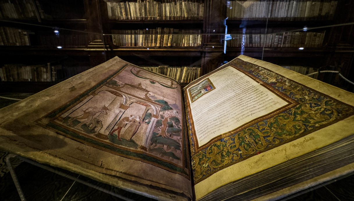 Libro antico dentro la biblioteca dei Girolamini a Napoli