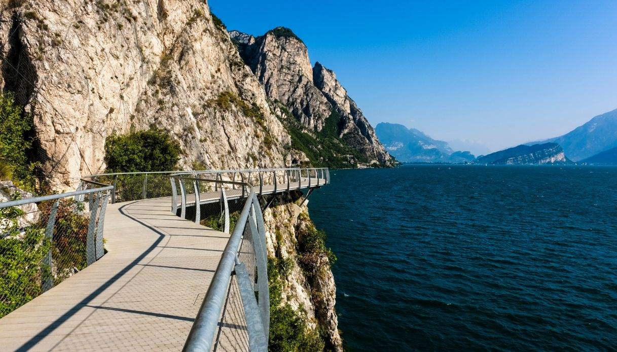 Una nuova tratta della ciclovia sul Lago di Garda è completata: ecco dove