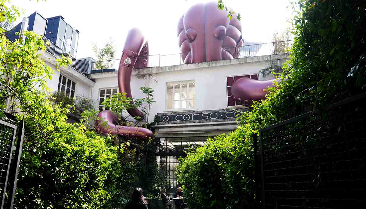polipo-gigante-moncler-corso-como