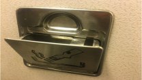 Se è vietato fumare, perché nei bagni degli aerei c’è ancora il posacenere?