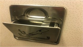 Se è vietato fumare, perché nei bagni degli aerei c’è ancora il posacenere?