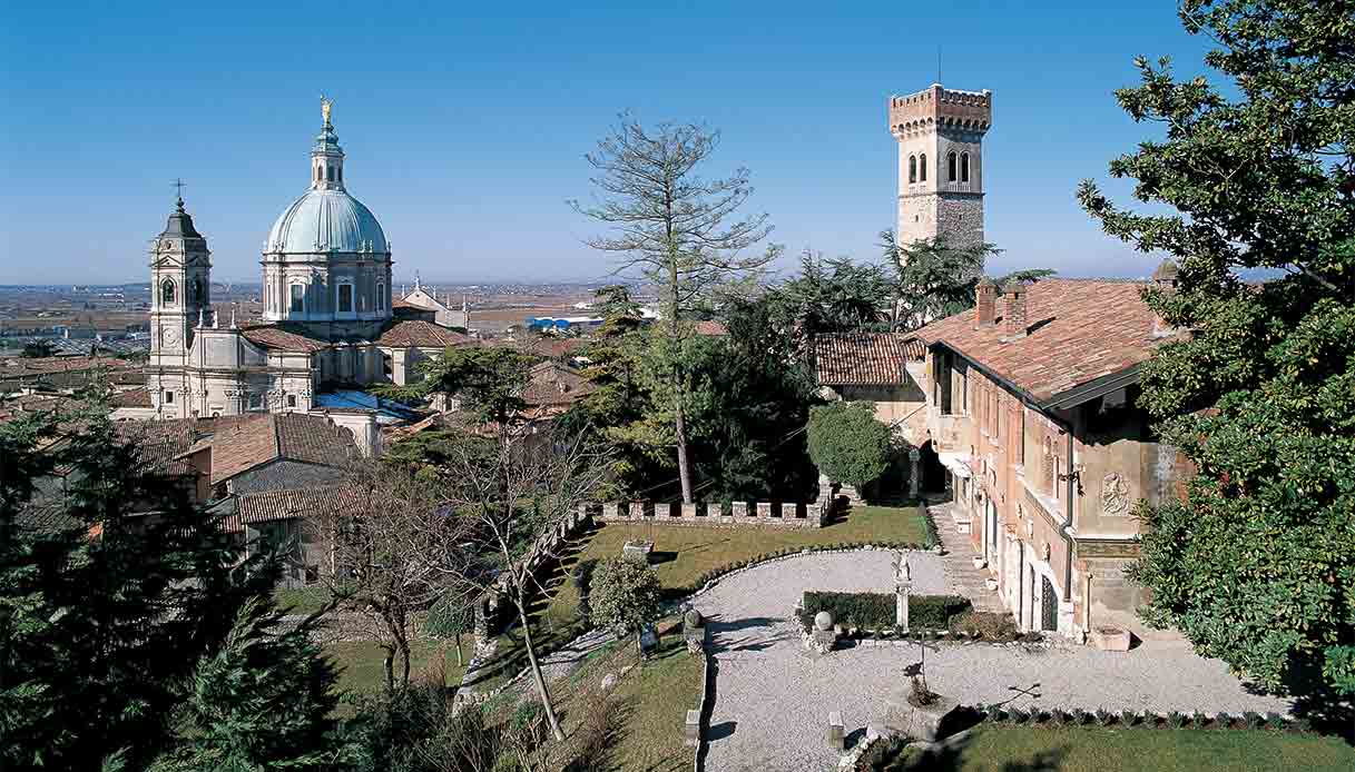 rocca-lonato-giardini-interni-della-Casa-del-Podesta