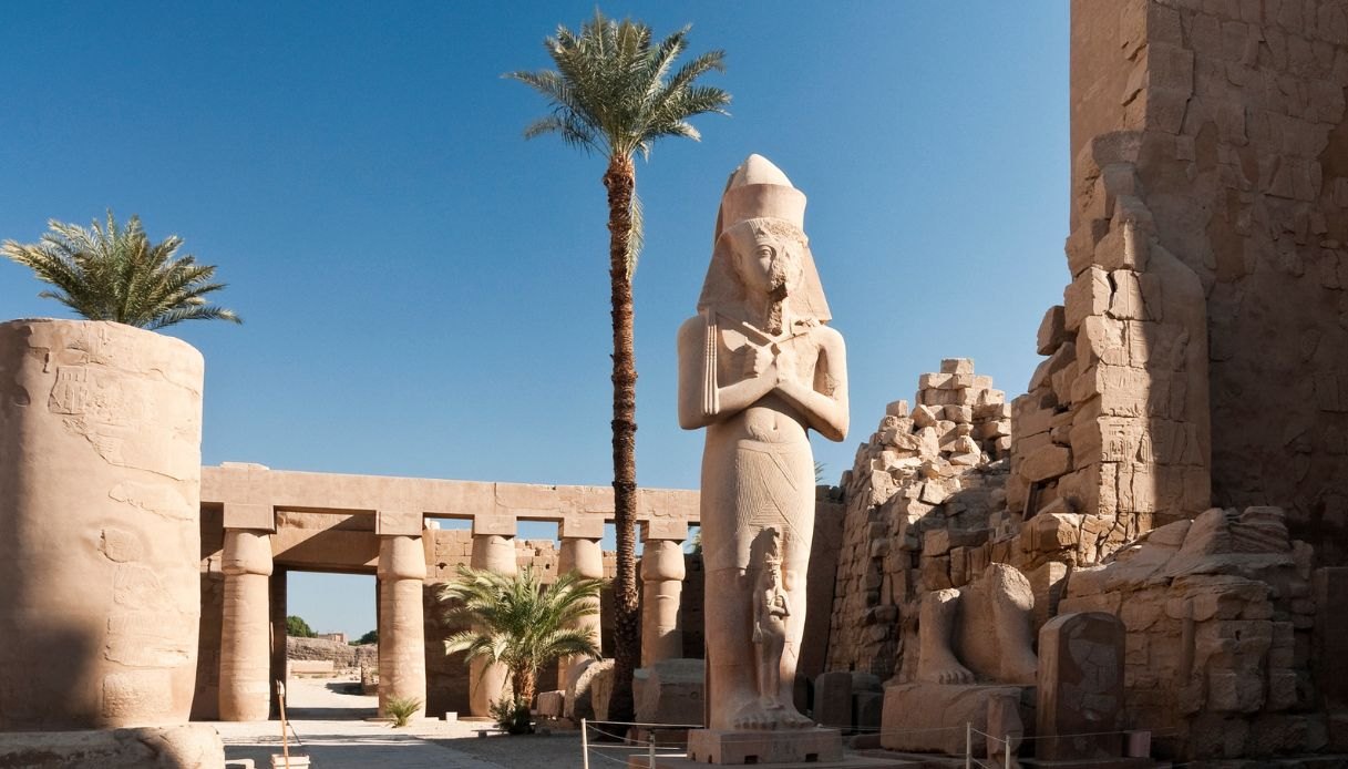 https://siviaggia.it/wp-content/uploads/sites/2/2026/04/scoperta-statua-ramses-II-egitto.jpg