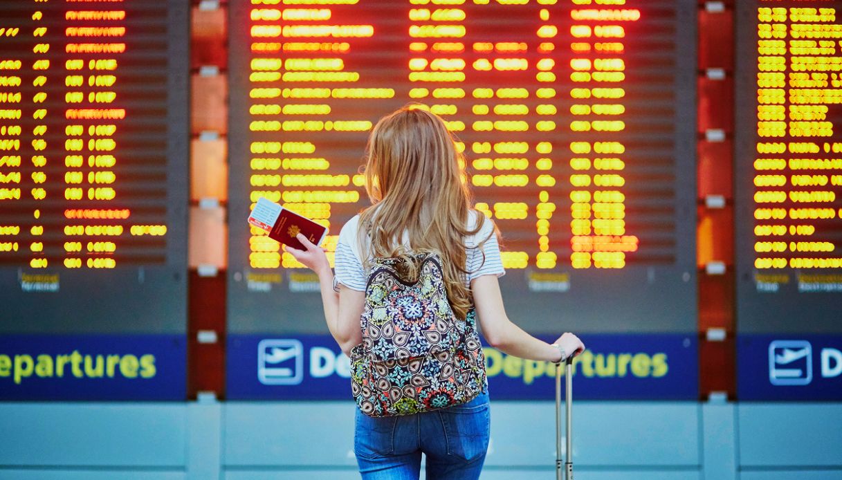 turista con zaino in aeroporto internazionale