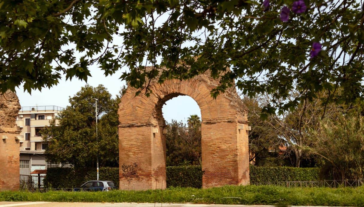 Antico rudere dell'Acquedotto Romano di Tor Tre Teste a Roma