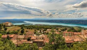 Viaggio ad Aiguines, il borgo della Provenza tra castelli, gole vertiginose e acque turchesi