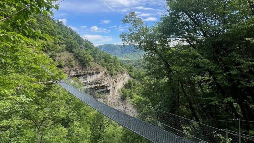 L’Oltrepò ha il suo ponte tibetano a 50 metri nel vuoto sopra la valle Staffora, è un incanto
