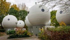 Le sfere bianche che hanno trasformato la periferia di Bolwoningen, nei Paesi Bassi, in un manifesto del futuro