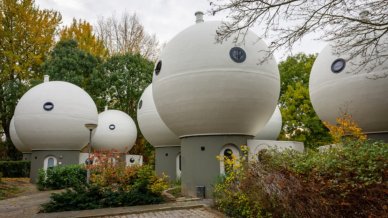 Le sfere bianche che hanno trasformato la periferia di Bolwoningen, nei Paesi Bassi, in un manifesto del futuro