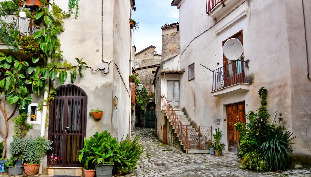 Tra vicoli di tufo e silenzi millenari, Caiazzo è un borgo immerso nell’abbraccio delle colline casertane