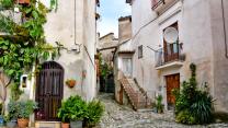 Tra vicoli di tufo e silenzi millenari, Caiazzo è un borgo immerso nell’abbraccio delle colline casertane
