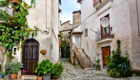 Tra vicoli di tufo e silenzi millenari, Caiazzo è un borgo immerso nell’abbraccio delle colline casertane