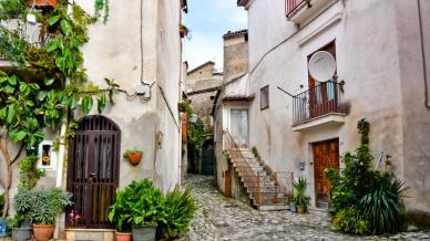 Tra vicoli di tufo e silenzi millenari, Caiazzo è un borgo immerso nell’abbraccio delle colline casertane