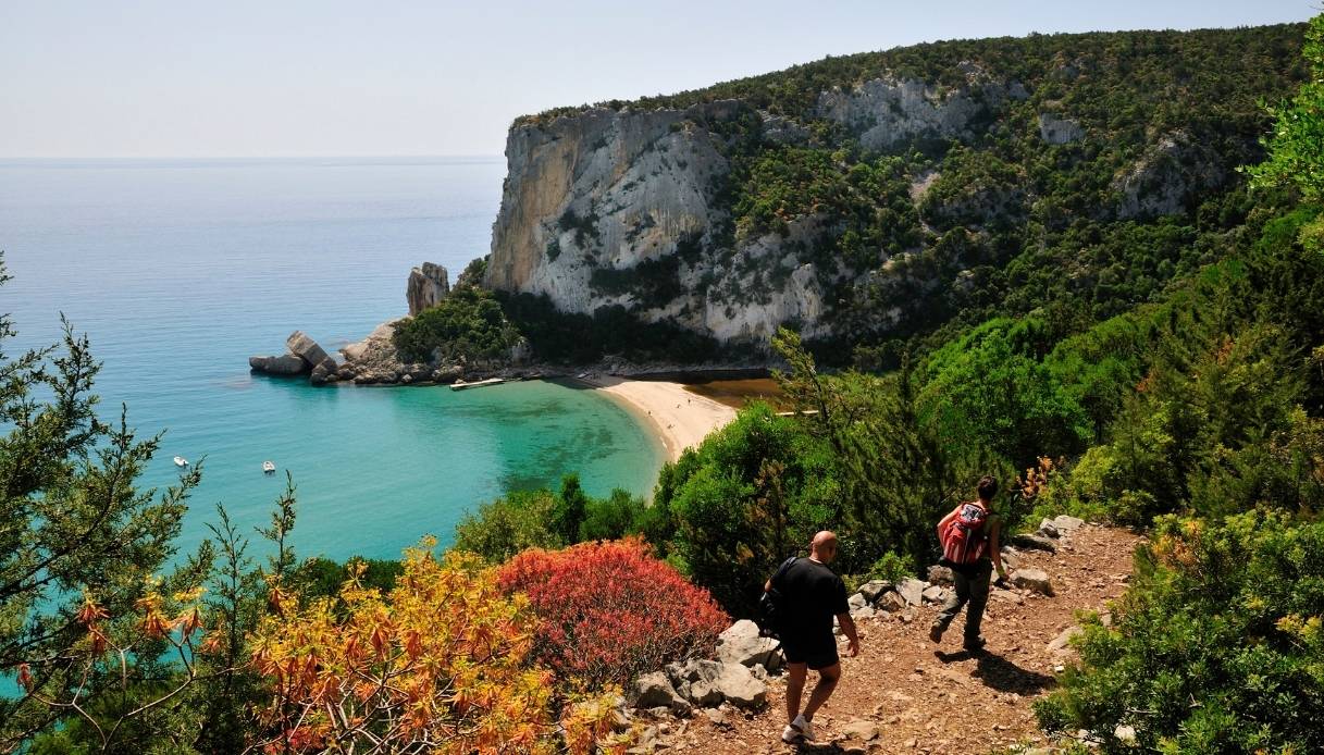 Il trekking per raggiungere Cala Luna in Sardegna
