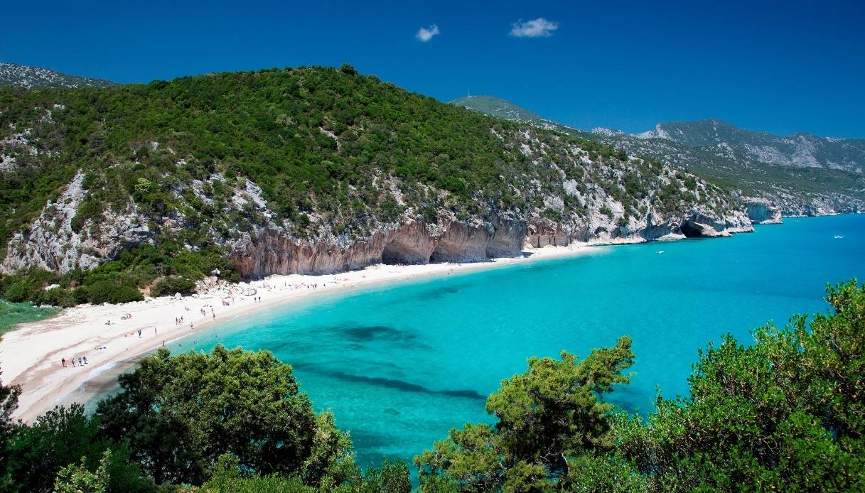 Cala Luna, la spiaggia della Sardegna che sembra dipinta