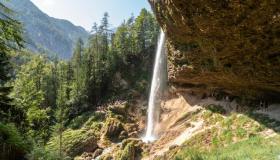 Il fascino irresistibile della Cascata di Peričnik, il volto più teatrale delle Alpi slovene