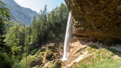 Il fascino irresistibile della Cascata di Peričnik, il volto più teatrale delle Alpi slovene