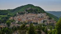 Cascia, il cuore medievale della Valnerina tra pietre rosa e silenzio mistico