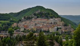Cascia, il cuore medievale della Valnerina tra pietre rosa e silenzio mistico