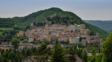 Cascia, il cuore medievale della Valnerina tra pietre rosa e silenzio mistico
