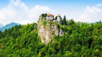 Sulla roccia viva del Castello di Bled, affacciato sul lago più celebre della Slovenia