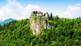 Sulla roccia viva del Castello di Bled, affacciato sul lago più celebre della Slovenia