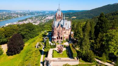Drachenburg, il castello che sembra una visione tra Reno e foreste: è un sogno ottocentesco