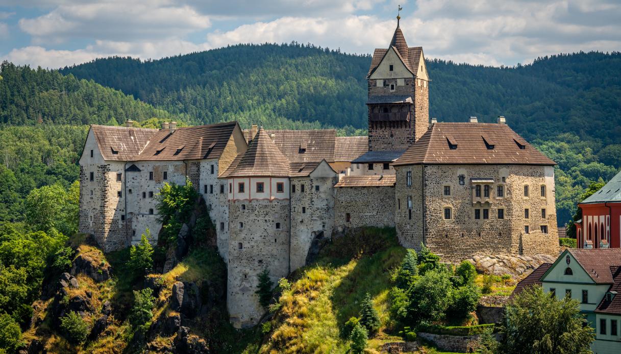 Il gigante di granito nel cuore della Boemia: Castello di Loket, tra re, prigioni, meteoriti e silenzi