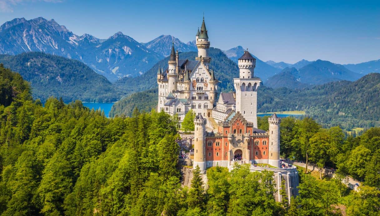 Il famoso Castello di Neuschwanstein con il paesaggio di montagna, Baviera