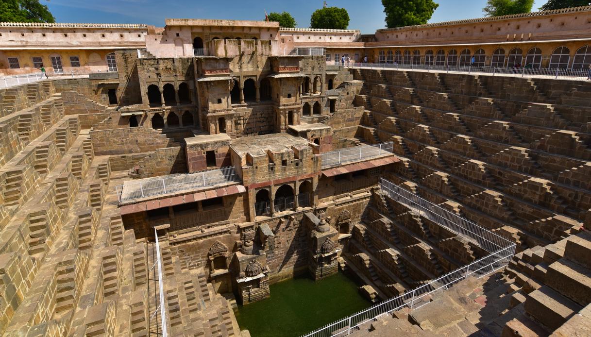 Il pazzesco Chand Baori, il pozzo a gradini del Rajasthan che sfida lo sguardo