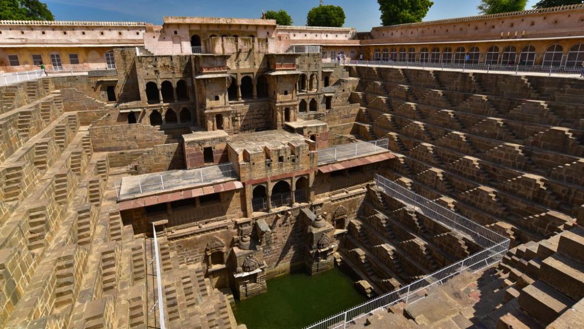 Il pazzesco Chand Baori, il pozzo a gradini del Rajasthan che sfida lo sguardo