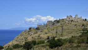 Tra le rovine di Cirella Vecchia, il borgo fantasma calabrese che osserva il Tirreno