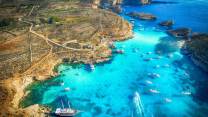 Comino è l’isola di Malta che custodisce torri, cale di pietra e una laguna diventata leggenda