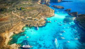 Comino è l’isola di Malta che custodisce torri, cale di pietra e una laguna diventata leggenda