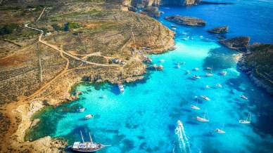 Comino è l’isola di Malta che custodisce torri, cale di pietra e una laguna diventata leggenda
