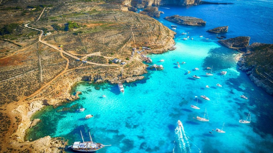 Comino è l’isola di Malta che custodisce torri, cale di pietra e una laguna diventata leggenda