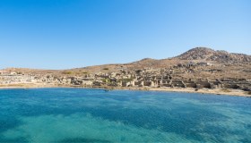 Delos è l’isola sacra delle Cicladi: è uno dei paesaggi archeologici più straordinari del Mediterraneo