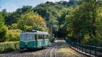Viaggio verticale a bordo della Drachenfelsbahn, la ferrovia a cremagliera più antica della Germania